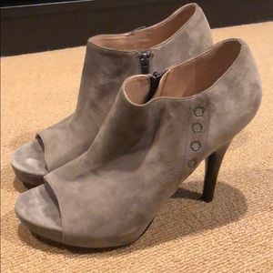 VIA SPIGA. Womens Gray peep toe booties.